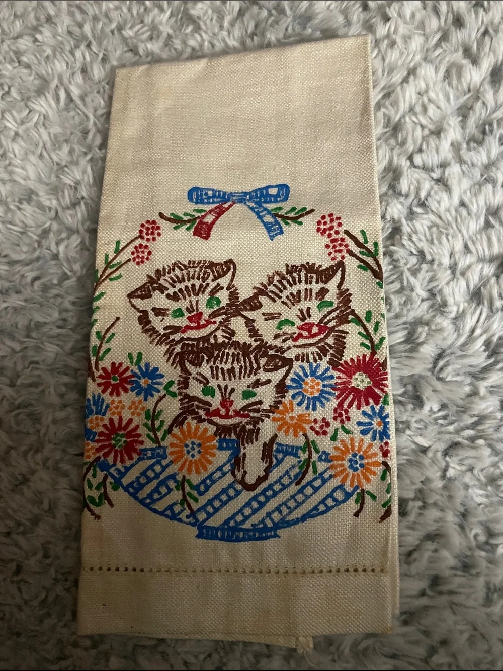 Vintage-Inspired Cream Cat Trio Printed Kitchen Towel